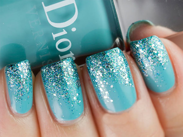 Glitter и Swarovski камъни като тенденция на зимния маникюр 2016-2017