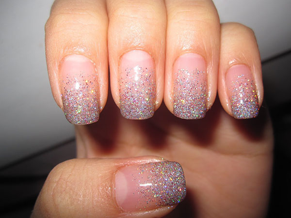 Glitter и Swarovski камъни като тенденция на зимния маникюр 2016-2017