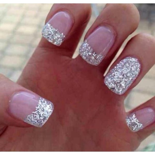 Glitter и Swarovski камъни като тенденция на зимния маникюр 2016-2017