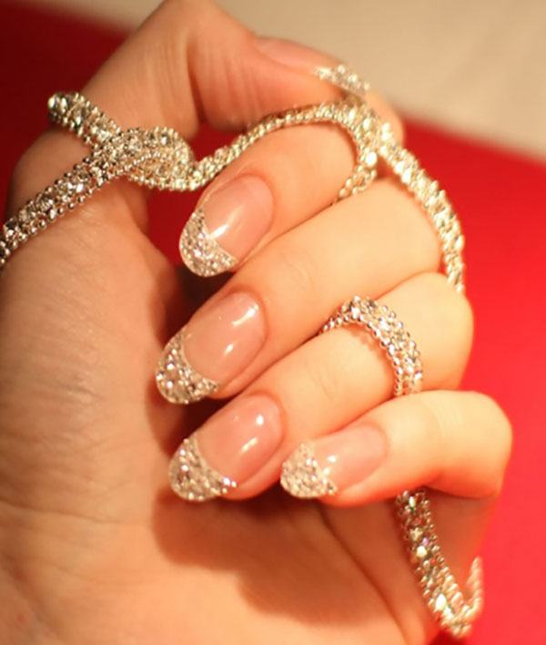 Glitter и Swarovski камъни като тенденция на зимния маникюр 2016-2017