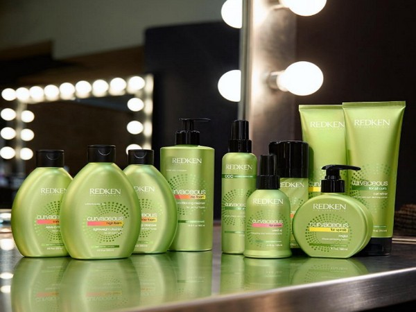 Вълнообразна революция: нови предмети за къдрави пръстени Redken Curvaceous