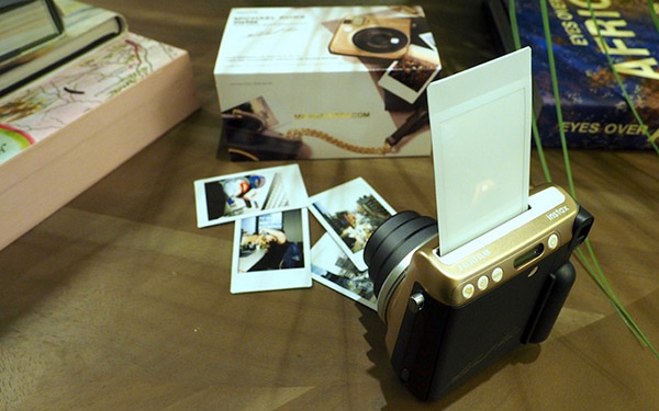 Модна камера: Майкъл Корс X Fijifilm Instax Mini 70