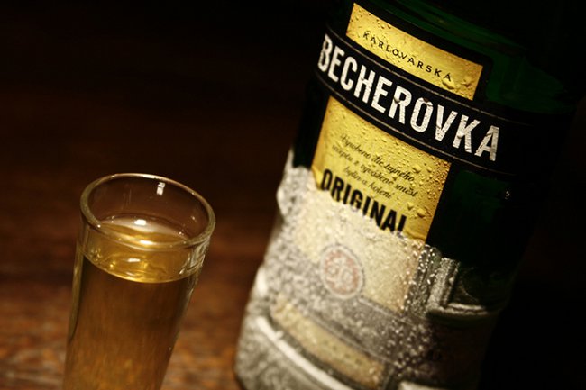 Как да пием Becherovka?