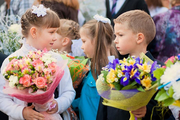 Сбогом на първокласниците на 1 септември от завършили и родители