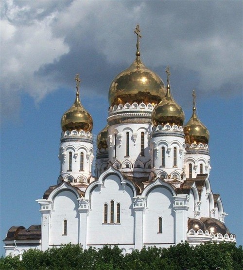 Сватбена церемония в православните и католическите църкви