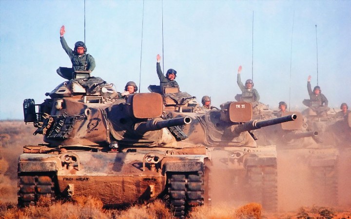 военни на танкове
