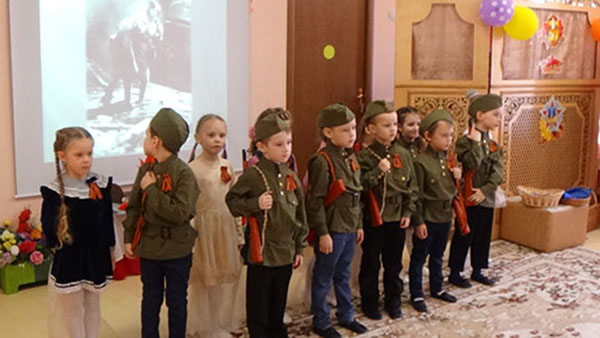 Сцени до 9 май