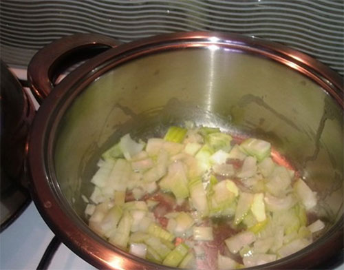 Накълцайте лук и моркови Накълцайте лук и моркови