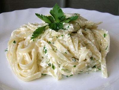 Fettuccine с пиле и гъби в крем сос: рецепти с снимки. Как да направите fettuccine с пиле у дома.