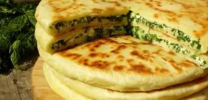 Можете да направите khachapuri на кефир или заквасена сметана. Като пълнене използвайте яйца или месо. В същото време, колкото повече се отклонявате от класическата рецепта, толкова по-трудно ще бъде името на кулинарния шедьовър истински khachapuri. 