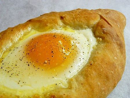 Можете да направите khachapuri на кефир или заквасена сметана. Като пълнене използвайте яйца или месо. В същото време, колкото повече се отклонявате от класическата рецепта, толкова по-трудно ще бъде името на кулинарния шедьовър истински khachapuri. 
