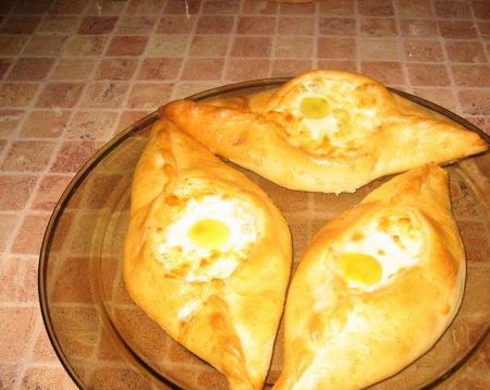 Можете да направите khachapuri на кефир или заквасена сметана. Като пълнене използвайте яйца или месо. В същото време, колкото повече се отклонявате от класическата рецепта, толкова по-трудно ще бъде името на кулинарния шедьовър истински khachapuri. 