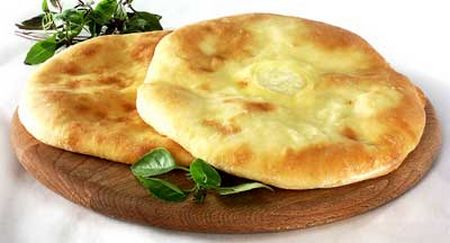 Можете да направите khachapuri на кефир или заквасена сметана. Като пълнене използвайте яйца или месо. В същото време, колкото повече се отклонявате от класическата рецепта, толкова по-трудно ще бъде името на кулинарния шедьовър истински khachapuri. 