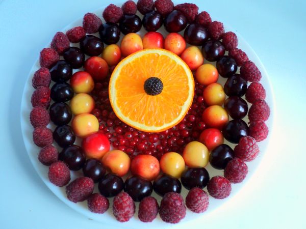 Как да сервираме плодовете и плодовете прекрасно на празничната трапеза, снимка. Красиви плодове нарязани върху чиния