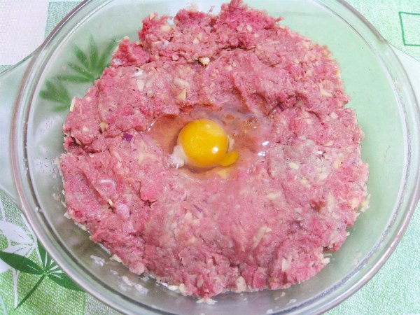 добавете яйцето