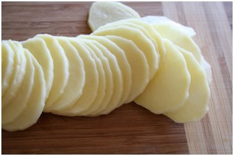 равномерно нарязани картофи нарязахме картофи