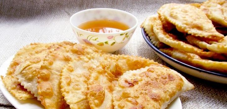Кавказки пайове с месо - чебури Кавказки пайове с месо - чебури