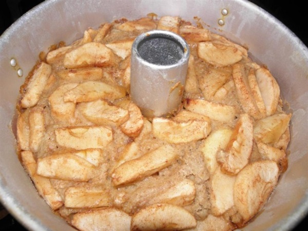 Много вкусна шарла с ябълки