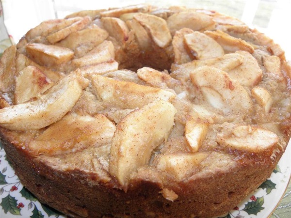 Много вкусна шарла с ябълки