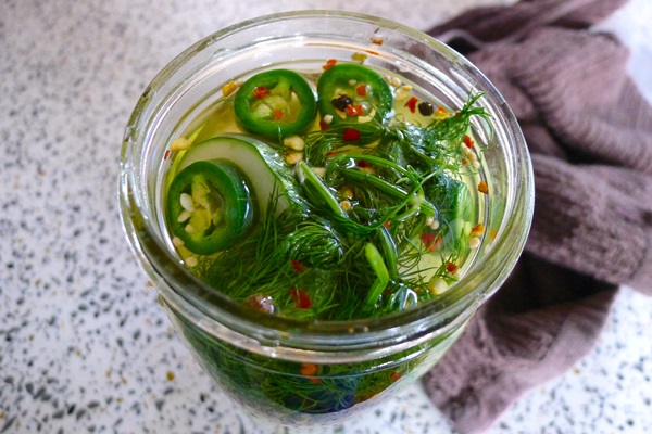 Вкусни краставици с чесън за зимата