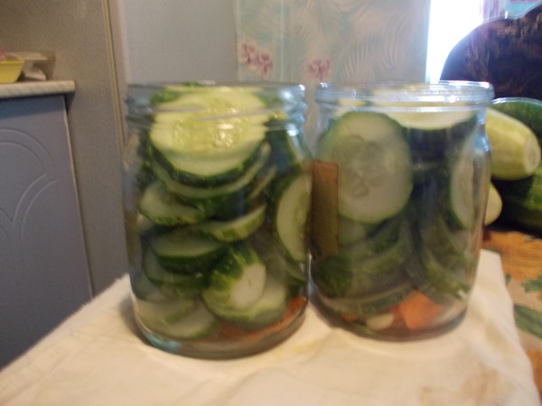 Вкусни краставици с чесън за зимата