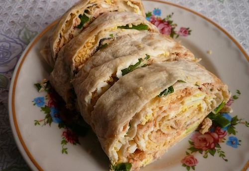 Вкусна и бърза закуска - лаваш ролки с риба
